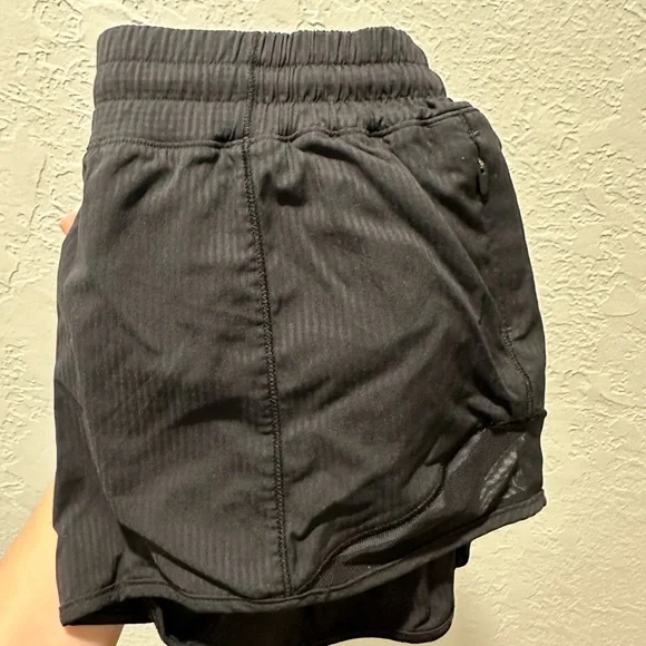 Lululemon Hotty Hot Low-Rise Lined Short 2.5" in size 6, black w/ subtle stripes - Picture 9 of 9